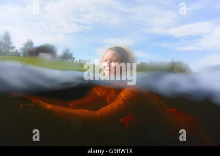 Wild schwimmen im Tannin gefärbtes Wasser des Flusses Spey Stockfoto