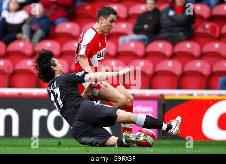 Sun Jihai (l) von Manchester City lässt sich gegen Middlesbrough's absetzen Stewart Downing Stockfoto