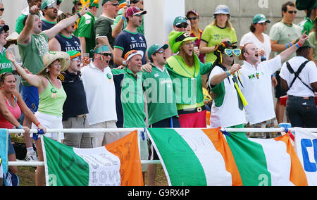 Irland-Fans jubeln während des ICC Cricket World Cup 2007, Gruppe C Spiel gegen Pakistan im Sabina Park, Kingston, Jamaika. Stockfoto