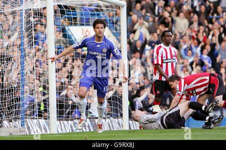 Fußball - FA Barclays Premiership - Chelsea / Sheffield United - Stamford Bridge. Chelseas Michael Ballack (links) feiert sein Tor. Stockfoto