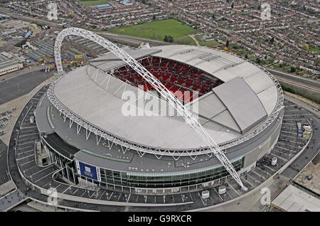 Das neue Wembley-Stadion aus der Luft während des Geoff Thomas Foundation Charity VI-Spiels gegen die Wembley Sponsors Allstars, dem ersten Event des neuen Stadions. Stockfoto