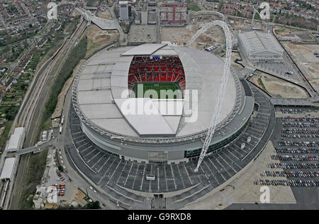 Das neue Wembley-Stadion aus der Luft während des Geoff Thomas Foundation Charity VI-Spiels gegen die Wembley Sponsors Allstars, dem ersten Event des neuen Stadions. Stockfoto