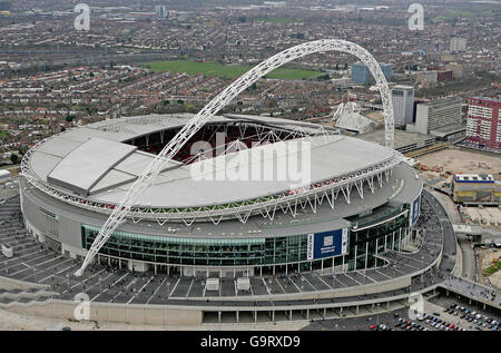 Das neue Wembley-Stadion aus der Luft während des Geoff Thomas Foundation Charity VI-Spiels gegen die Wembley Sponsors Allstars, dem ersten Event des neuen Stadions. Stockfoto