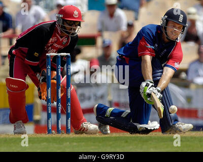 Ed Joyce, Englands, fegt den Ball während des ICC Cricket World Cup 2007, Gruppe C Match gegen Kanada auf dem Beausejour Cricket Ground, Gros Islet, St. Lucia. Stockfoto