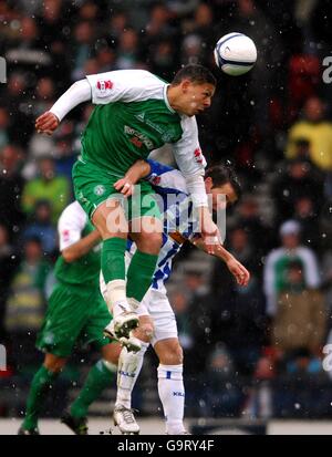 Fußball - CIS Insurance Cup - Finale - Kilmarnock gegen Hibernian - Hampden Park. Garry Hay von Kilmarnock und Abdessalam Benjelloun von Hibernian kämpfen um den Ball Stockfoto