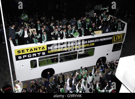 Fußball - CIS Insurance Cup Finale - Hibernian Bus. Hibernian feiern ihren Gewinn im CIS Insurance Cup in einem offenen Top-Bus, der von den City Chambers in Edinburgh abfährt. Stockfoto