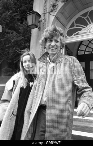 DR Who-Schauspieler Tom Baker führt seine Braut Lalla ward vom Chelsea-Standesamt nach ihrer Hochzeit. Lalla ward spielt in der Serie die Assistentin von Dr. Who, Romana. Stockfoto