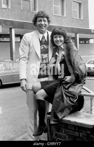 Tom Baker wird in der Saison 1975 Dr. Who in der TV-Serie spielen und damit Jon Pertwee folgen, der die Rolle seit Januar 1970 spielt. Er ist bei Elisabeth Sladen, die seine Assistentin Sarah Jane Smith spielt. Tom Baker ist ein ehemaliges Mitglied der National Theatre Company und hat auch Rasputin in einem Film gespielt. Stockfoto