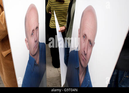 Kollegen des BBC-Reporters Alan Johnston, der vor genau einer Woche in Gaza City im Gazastreifen verschwand, halten eine Mahnwache vor dem Bush House, Aldwych, London, ab. Stockfoto