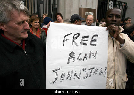 Kollegen des BBC-Reporters Alan Johnston, der vor genau einer Woche in Gaza City im Gazastreifen verschwand, halten eine Mahnwache vor dem Bush House, Aldwych, London, ab. Stockfoto