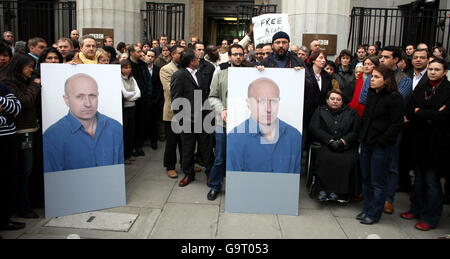 Kollegen des BBC-Reporters Alan Johnston, der vor genau einer Woche in Gaza City im Gazastreifen verschwand, halten eine Mahnwache vor dem Bush House, Aldwych, London, ab. Stockfoto