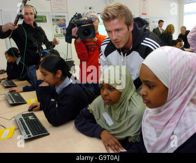 Der ehemalige englische Kapitän David Beckham bei seinem Besuch an der City Academy in Bristol. Stockfoto