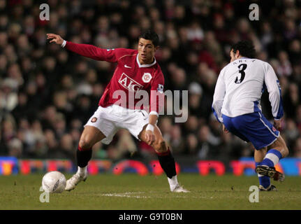 Cristiano Ronaldo von Manchester United (links) in Aktion gegen Julio Arca von Middlesbrough (rechts) während der Viertelfinalwiederholung des FA Cup in Old Trafford, Manchester. Stockfoto