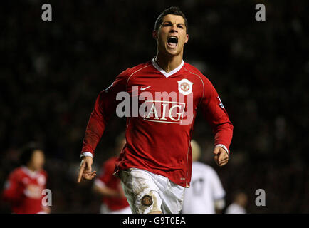 Cristiano Ronaldo von Manchester United feiert, nachdem er beim Viertelfinale des FA Cup in Old Trafford, Manchester, einen Elfmeter erzielt hat. Stockfoto