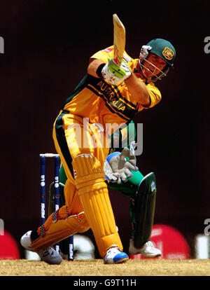 Der Australier Matthew Hayden trifft eine sechs, um sein Jahrhundert während des ICC Cricket World Cup Spiels im Warner Park Stadium, Basseterre, St. Kitts zu erreichen. Stockfoto