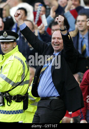 Schottland-Manager Alex McLeish feiert nach seinem Teamergebnis gegen Georgien während des UEFA-Europameisterschafts-Qualifikationsspiel 2008 im Hampden Park, Glasgow. Stockfoto