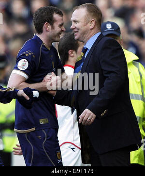 Schottland-Manager Alex McLeish (rechts) feiert mit Torschützenkönig Craig Beattie nach dem UEFA-Europameisterschaft 2008-Qualifikationsspiel gegen Georgien im Hampden Park, Glasgow. Stockfoto