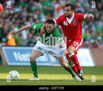 Robbie Keane (links) aus der Republik Irland im Einsatz gegen Carl Fletcher aus Wales während des UEFA-Europameisterschaftsspiel im Croke Park, Dublin. Stockfoto