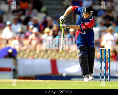 Ed Joyce, Englands Fußballnationalmannschaft, trifft während des Spiels der ICC Cricket World Cup 2007 im Beausejour Stadium, Gros Islet, St. Lucia, vier Läufe lang den Ball. Stockfoto