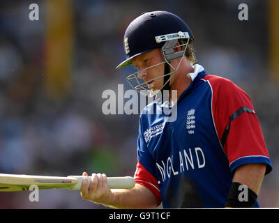 Englands Ian Bell verlässt das Feld, nachdem er von Kenias Thomas Odoyo während des ICC Cricket World Cup 2007-Spiels im Beausejour Stadium, Gros Islet, St. Lucia entlassen wurde. Stockfoto