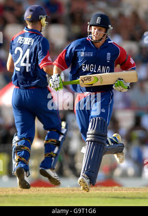 Die Engländer Kevin Pietersen und Ed Joyce laufen während des ICC Cricket World Cup 2007-Spiels im Beausejour Stadium, Gros Islet, St. Lucia, zwischen den Wickets. Stockfoto