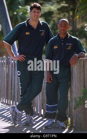 Rugby Union - British Lions' Tour of Australia - Wallabies.. Der australische Wallabies-Kapitän John Eales und George Gregan in Coffs Harbour vor ihrem ersten Test gegen die Britischen Löwen in Brisbane Stockfoto