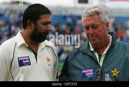 Pakistans Kapitän Inzamam-ul-Haq (L) spricht mit Trainer Bob Woolmer, nachdem er das dritte Npower-Testspiel gegen England in Headingley, Leeds, verloren hat. Stockfoto