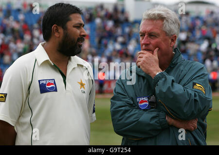 Pakistans Kapitän Inzamam-ul-Haq (L) spricht mit Trainer Bob Woolmer, nachdem er das dritte Npower-Testspiel gegen England in Headingley, Leeds, verloren hat. Stockfoto