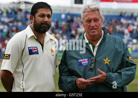 Cricket - Third npower Testspiel - England gegen Pakistan - Headingley - Tag fünf. Pakistans Kapitän Inzamam-ul-Haq (L) mit Trainer Bob Woolmer, nachdem er das dritte npower-Testspiel gegen England in Headingley, Leeds, verloren hatte. Stockfoto