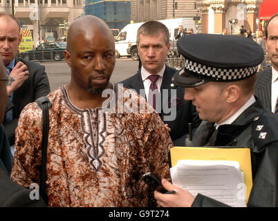 Tojin Agbetu wird heute Nachmittag von der Polizei aus der Westminster Abbey ausgeworfen. Stockfoto