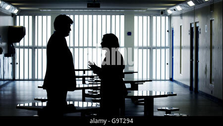 Die Justizministerin Cathy Jamieson (rechts) spricht mit dem Gouverneur Bill Millar bei der Polmont Young Strafters Initution in der Nähe von Falkirk, Schottland, nachdem sie heute einen neuen Unterkunftsblock in der Einrichtung eröffnet hat. Stockfoto