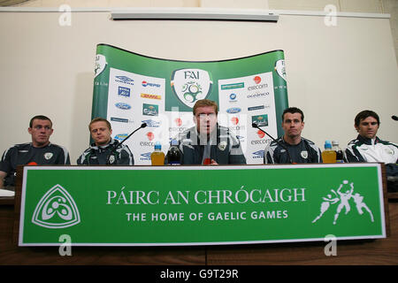 Steve Staunton (Mitte), Manager der Republik Irland, mit Richard Dunne (von links nach rechts), Damien Duff, Shay Given und Kevin Kilbane während einer Pressekonferenz im Croke Park, Dublin. Stockfoto