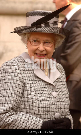 Die Königin lächelt, als sie die Westminster Abbey verlässt, trotz eines Protests eines einmunigen Mannes während des Gottesdienst heute Nachmittag. Stockfoto