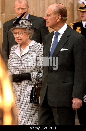 Die britische Königin Elizabeth II. Und Prinz Philip, der Herzog von Edinburgh, verlassen einen Gottesdienst anlässlich des 200. Jahrestages des Gesetzes von 1807 zur Abschaffung des Sklavenhandels in der Westminster Abbey. Stockfoto