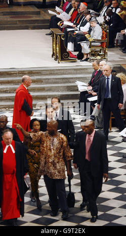 Der Protestor Toyin Agbetu unterbricht einen Gottesdienst zum 200. Jahrestag des Gesetzes von 1807 zur Abschaffung des Sklavenhandels, an dem die britische Königin Elizabeth II. Teilnahm, in der Westminster Abbey. Stockfoto