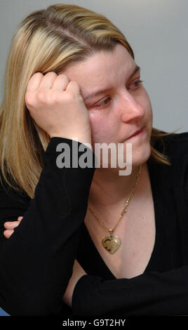 Jane Bowden, die Verlobte des ermordeten Vaters Peter Woodhams, weint während einer Pressekonferenz auf der Snow Hill Polizeistation in London. Stockfoto