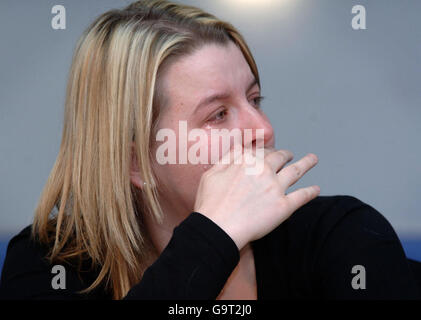 Jane Bowden, die Verlobte des ermordeten Vaters Peter Woodhams, weint während einer Pressekonferenz auf der Snow Hill Polizeistation in London. Stockfoto