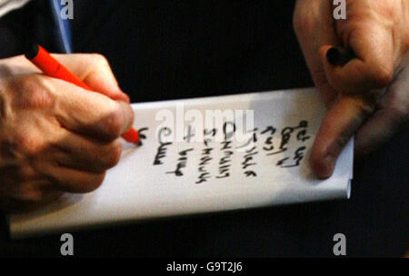 BEACHTEN SIE DAS ALTERNATIVE ERNTEGUT. Schatzkanzler Gordon Brown macht Notizen, als er an dem Gottesdienst anlässlich des zweihundertjährigen Jubiläums der Abschaffung des Slave Trade Act in Westminster Abbey in London teilnimmt. Stockfoto