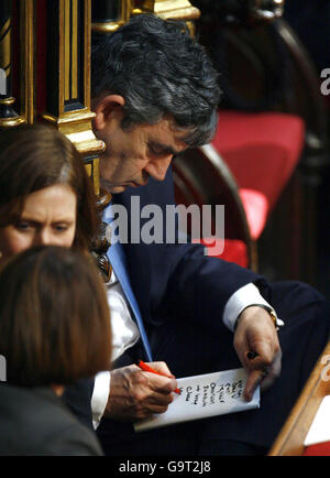 Schatzkanzler Gordon Brown macht Notizen, als er an dem Gottesdienst anlässlich des zweihundertjährigen Jubiläums der Abschaffung des Slave Trade Act in Westminster Abbey in London teilnimmt. Stockfoto