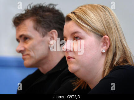 Jane Bowden, die Verlobte des ermordeten Vaters Peter Woodhams, weint, als Woodhams Vater, Peter Woodhams (korrekt), während einer Pressekonferenz auf der Snow Hill Polizeistation in London spricht. Stockfoto