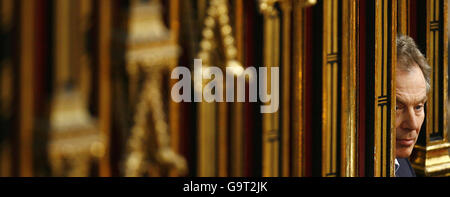 Der britische Premierminister Tony Blair nimmt an dem Gottesdienst anlässlich des zweihundertjährigen Jubiläums der Abschaffung des Slave Trade Act in Westminster Abbey in London Teil. Stockfoto