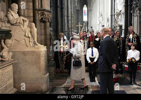 Die britische Königin Elizabeth II. Legt während des zweihundertjährigen Jubiläums der Abschaffung des Slave Trade Act in London einen Kranz auf eine Statue von William Wilberforce in der Westminster Abbey. Stockfoto