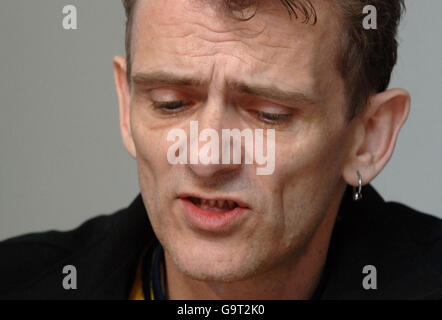 Mord an Peter Woodhams. Peter Woodhams, dessen Sohn Peter getötet wurde, spricht auf einer Pressekonferenz auf der Snow Hill Polizeistation in London. Stockfoto