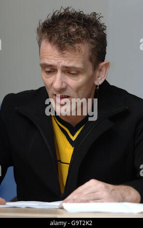 Peter Woodhams, dessen Sohn Peter getötet wurde, spricht auf einer Pressekonferenz auf der Snow Hill Polizeistation in London. Stockfoto