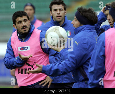 Fußball - Italien Trainingseinheit - San Nicola Stadium. Der italienische Rino Gattuso (links) mit Alessandro Del Piero (Ballbesitz) während eines Trainings im San Nicola Stadium, Bari, Italien. Stockfoto