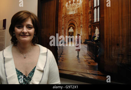 Cherie Booth steht neben ihrem Porträt, das ihren Kindheitstraum "Premierminister zu sein" zeigt, bei der Fotoausstellung "When I Grow Up" - veranstaltet von der Children's Society - im Zentrum von London. Stockfoto