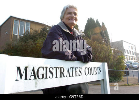 Rentnerin Sylvia Hardy außerhalb der Exeter Magistrate Gerichte nach ihrem Auftritt für die Nichtzahlung der gemeindesteuer. Stockfoto