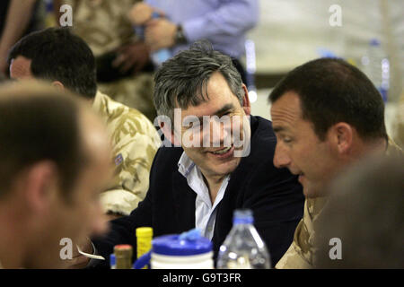 Der britische Schatzkanzler Gordon Brown spricht während eines Besuchs im Camp Bastion in der Provinz Helmand im Süden Afghanistans mit britischem Armeepersonal. Stockfoto