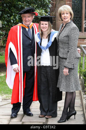 Coronation Street Star William Roache, der Ken Barlow spielt, in der TV-Seife, nachdem er eine Ehrendoktorwürde von der Chester University erhalten hatte, mit Frau Sara und der Krankenpflegestudentin Tracy Barlow, 21, aus Blackpool, der heute bei der Chester Cathedral Ceremony ihr Krankenpflegestudium überreicht wurde. Stockfoto