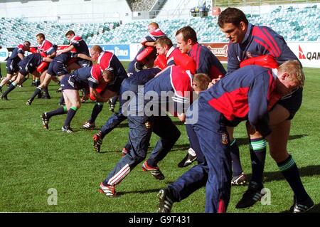 Der britische Lions-Kapitän Martin Johnson und Iain Balshaw während des Trainings Im Bruce Stadium für ihr Spiel gegen den ACT Brumbies Am Dienstag Stockfoto